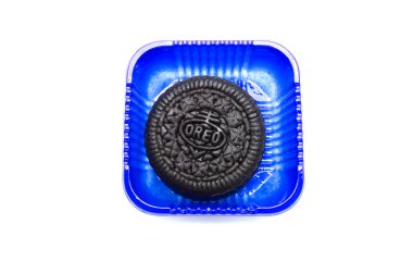 Oreo 'nun çeşitli ay pastalarının içinde bir paket var. Beyaz arka planda izole edilmiş bir parça çikolatalı kek. Ay Festivali 'nde sınırlı sayıda üretilmiş.. 