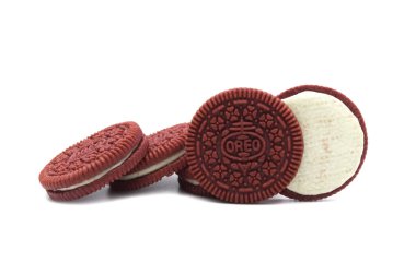 Beyaz arka planda izole edilmiş Oreo Bisküvileri. Peynirli kek aromalı kırmızı kadife sandviç kurabiyeleri. Tayland 'da Oreo tatlısının sınırlı sayıda üretimi.. 