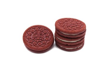 Beyaz arka planda izole edilmiş Oreo Bisküvileri. Peynirli kek aromalı kırmızı kadife sandviç kurabiyeleri. Tayland 'da Oreo tatlısının sınırlı sayıda üretimi.. 