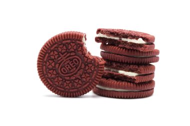 Oreo bisküvileri ve beyaz arka planda biraz kırık izole edilmiş. Peynirli kek aromalı kırmızı kadife sandviç kurabiyeleri. Tayland 'da Oreo' nun sınırlı sayıda üretimi.