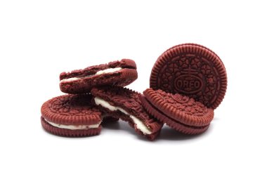 Oreo bisküvileri ve beyaz arka planda biraz kırık izole edilmiş. Peynirli kek aromalı kırmızı kadife sandviç kurabiyeleri. Tayland 'da Oreo' nun sınırlı sayıda üretimi.