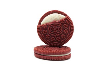 Beyaz arka planda izole edilmiş Oreo Bisküvileri. Peynirli kek aromalı kırmızı kadife sandviç kurabiyesi. Tayland 'da Oreo tatlısının sınırlı sayıda üretimi.. 