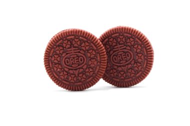 Beyaz arka planda izole edilmiş Oreo Bisküvileri. Peynirli kek aromalı kırmızı kadife sandviç kurabiyesi. Tayland 'da Oreo tatlısının sınırlı sayıda üretimi.. 