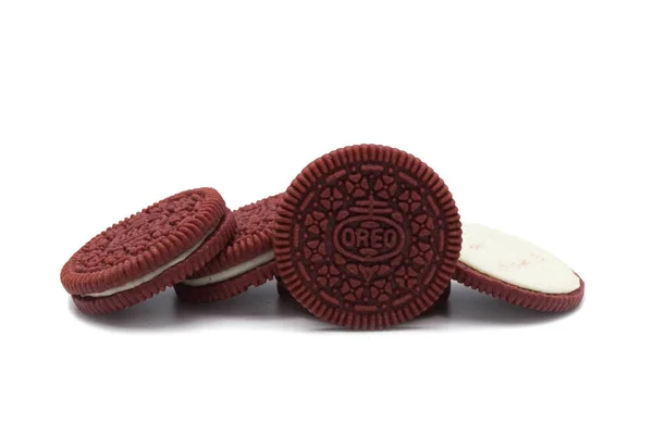 Oreo Kekse Isoliert Auf Weißem Hintergrund Haufen Roter Samt Sandwich — Stockfoto