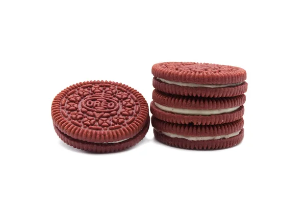 Oreo Biscuits Geïsoleerd Witte Achtergrond Stapel Red Velvet Sandwich Koekjes — Stockfoto