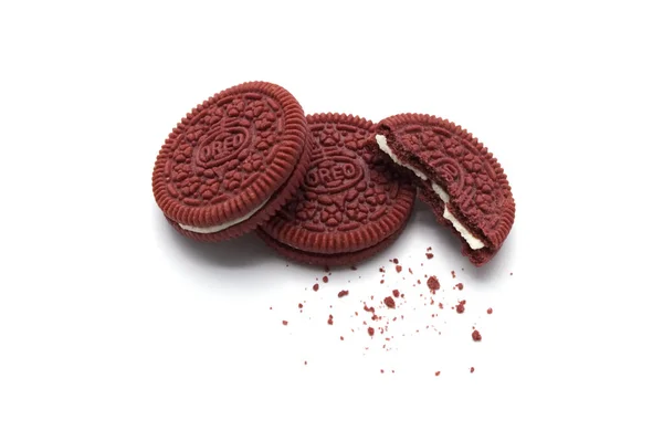 Biscoitos Oreo Migalhas Sobre Fundo Branco Biscoitos Sanduíche Veludo Vermelho — Fotografia de Stock