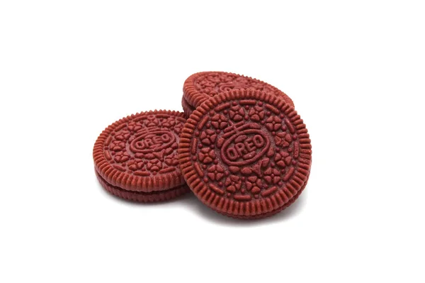 Oreo Biscuits Geïsoleerd Witte Achtergrond Het Een Red Velvet Sandwich — Stockfoto