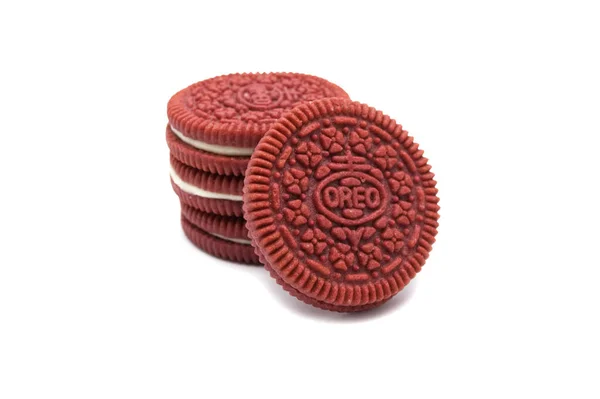 Biscoitos Oreo Isolados Sobre Fundo Branco Biscoitos Sanduíche Veludo Vermelho — Fotografia de Stock