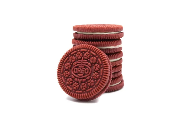 Oreo Μπισκότα Απομονώνονται Λευκό Φόντο Είναι Ένα Κόκκινο Βελούδο Σάντουιτς — Φωτογραφία Αρχείου