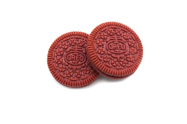 Biscoitos Oreo Isolados Sobre Fundo Branco Biscoitos Sanduíche Veludo Vermelho — Fotografia de Stock