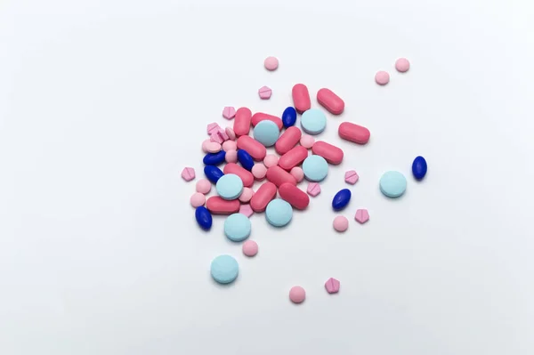 Leki Receptę Tabletki Tabletki Różnych Kolorach Białym Tle Skupienie Selektywne — Zdjęcie stockowe