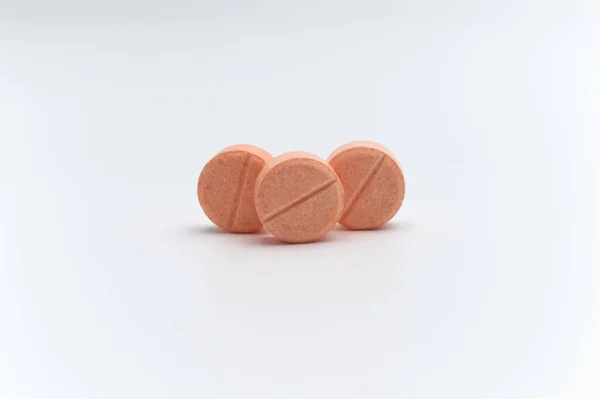 处方药 药片或橙色药丸 白色背景 — 图库照片