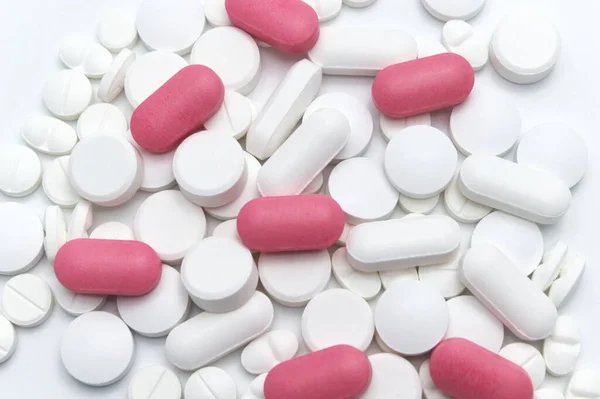 Voorgeschreven Medicijnen Pillen Tabletten Van Verschillende Kleuren Tussen Witte Roze — Stockfoto