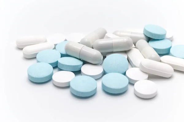 Medicijnen Pillen Capsules Tabletten Met Verschillende Kleuren Tussen Witte Capsules — Stockfoto