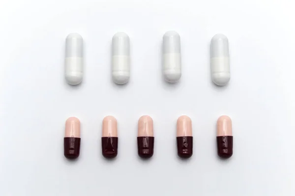 Voorgeschreven Medicijnen Capsules Van Verschillende Kleuren Tussen Witte Capsules Donker — Stockfoto