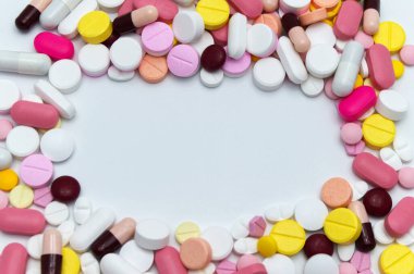 Beyaz arka planda tedavi ve sağlık hizmetleri için farklı renkli ilaçlar veya ilaç hapları. Boşluğu kopyala.