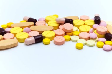 Reçeteli ilaçlar, haplar, kapsüller ve farklı renklerde C vitamini hapları. Beyaz arka planda. Seçici odak ve Boşluğu Kopyala.
