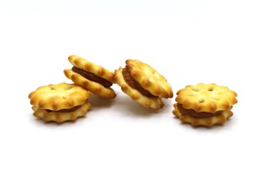 Ev yapımı bisküvi ya da ananas reçelli kraker ve beyaz arka planda tatlı aromalı. Kahve molası için kurabiye ya da atıştırmalık.. 