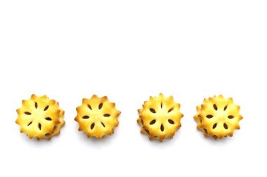 Ev yapımı bisküvi ya da ananas reçelli kraker ve beyaz arka planda tatlı aromalı. Kahve molası için kurabiye ya da atıştırmalık. Üst görünümü olan resim.