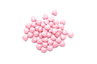 Sevgililer Günü beyaz arka planda izole edilmiş pembe kalp şekeriyle.