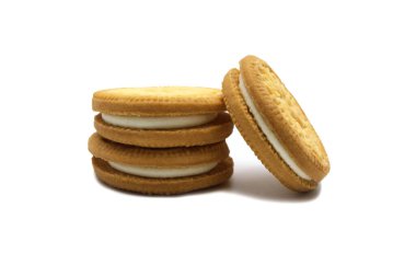 Beyaz arka planda izole edilmiş bir yığın sandviç kurabiyesi sütlü krema..