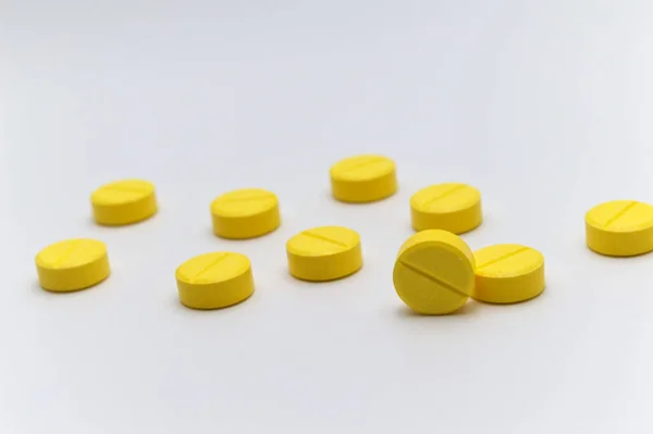 Рецепт Лекарств Таблеток Таблеток Желтого Цвета Белом Фоне Селективном Фокусе — стоковое фото
