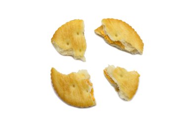 Bisküvi ve peynir aromalı sandviç kırıntıları, krema ve tereyağı. Çıtır çıtır tatlı yemek ve faydalı kurabiyeler. Beyaz arkaplanda izole. 