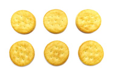 Bisküvi, peynirli kraker, krema ve tereyağı. Çıtır çıtır tatlı yemek ve faydalı kurabiyeler. Beyaz arkaplanda izole. 