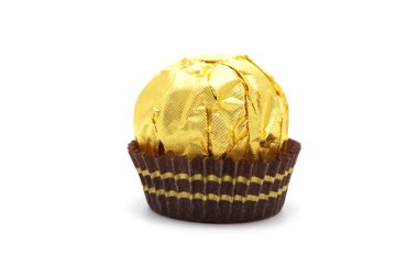 Ferrero Rocher, fındık ve lüks lezzetlerle dolu birinci sınıf çikolata topu tatlısı. Beyaz arka planda izole edilmiş İtalyan çikolata şekerleri.