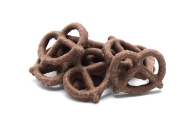 Çikolatalı bisküvi aromalı simit ve beyaz arka planda çikolata kaplı krema..