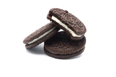 Beyaz arka planda izole edilmiş Oreo Bisküvileri. Çikolatalı sandviç. Kremalı. Tayland 'da en çok satan tatlı..