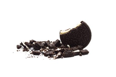 Beyaz arka planda kırıntıları olan Oreo Bisküvileri. Çikolatalı sandviç. Kremalı. Tayland 'da en çok satan tatlı.. 