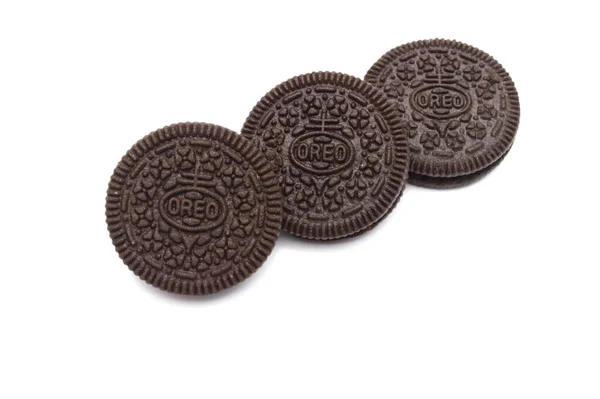 Biscoitos Oreo Isolados Sobre Fundo Branco Biscoitos Chocolate Sanduíche Com — Fotografia de Stock