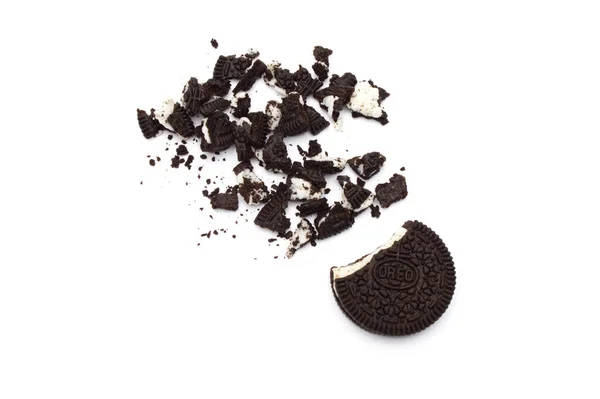 Печенье Oreo Крошками Белом Фоне Бутерброд Шоколадное Печенье Сладким Кремом — стоковое фото