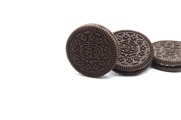 Oreo Biscuits Geïsoleerd Witte Achtergrond Het Een Sandwich Chocolade Koekjes — Stockfoto