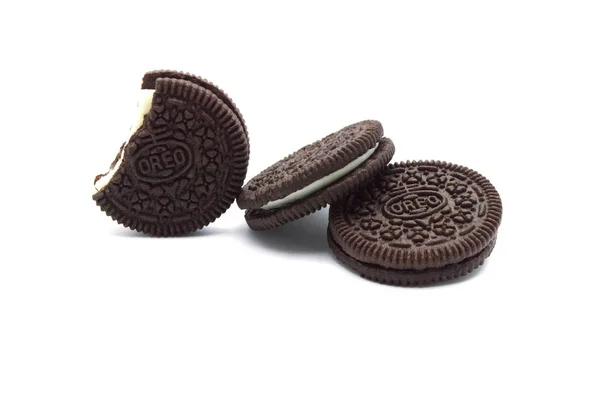 Oreo Μπισκότα Απομονώνονται Λευκό Φόντο Είναι Ένα Σάντουιτς Μπισκότα Σοκολάτας — Φωτογραφία Αρχείου