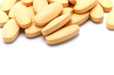Beyaz arka planda C vitamini hapları grubu ve boşluğu kopyala. Korunmak için Coronavirus (Covid-19) hastalığı.