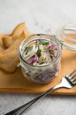 Soğan ve ekmekle Atlantik ringası