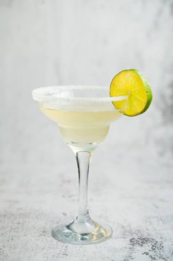 Limon dilimli Daiquiri kokteyli.