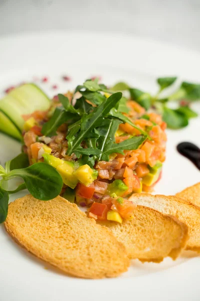 Tartre de saumon aux légumes servi avec croûtons — Photo