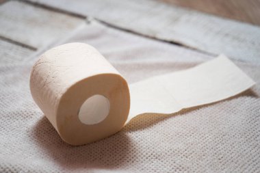 Havlunun üzerindeki tuvalet kağıdı rulosu.