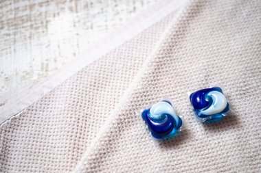 Havluda çamaşır kapsülleri.