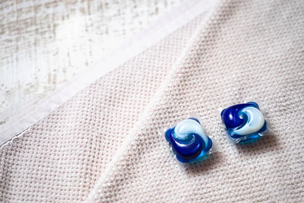 Havluda çamaşır kapsülleri.