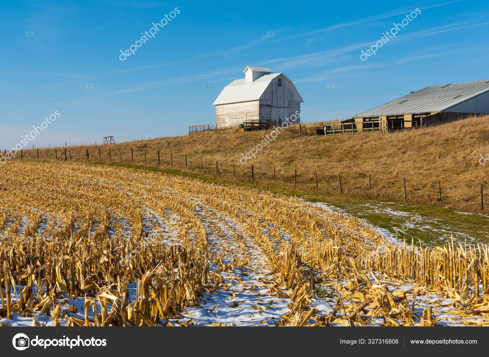 Granero en el Medio Oeste — Foto de stock #327316806 © wasppics, image size:1600x1167