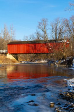 Kırmızı kaplı köprü