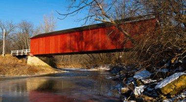 Kırmızı kaplı köprü