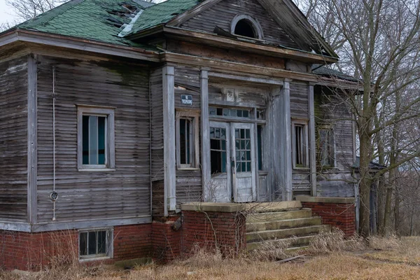 Casa abandonada da escola — Fotografia de Stock