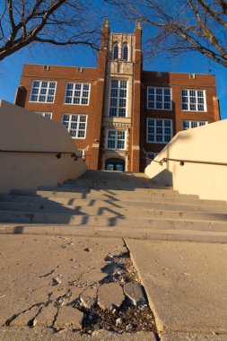 Orta Batı 'daki tuğla okulunun yan girişi ve dış tarafı..