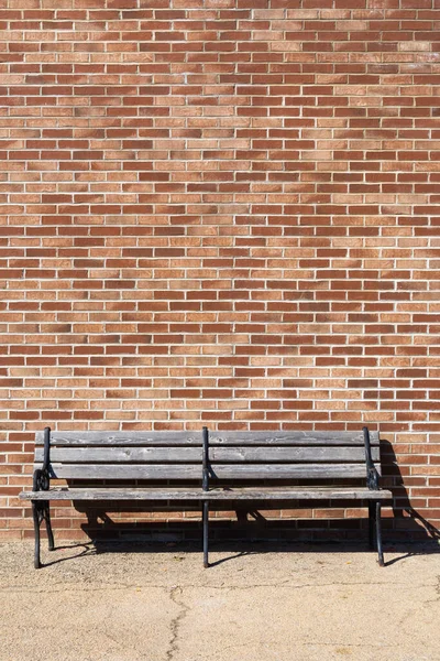 Banco Madera Envejecido Con Pared Ladrillo Fondo — Foto de Stock