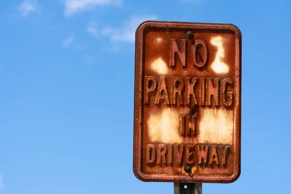 Rusted Parking Podjeździe Znak Ulicy Niebieskim Niebem Tle — Zdjęcie stockowe